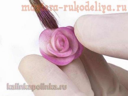 Clasa maestru face un inel sub forma unui buchet de trandafiri