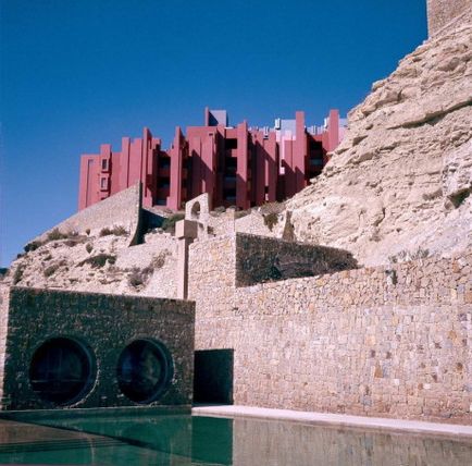 Багатоквартирний будинок - червона стіна - (la muralla roja) в іспанії, блог - приватна архітектура