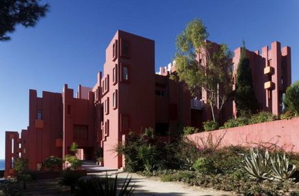 Casă de apartamente - perete roșu - (la muralla roja) în Spania, blog - arhitectură privată