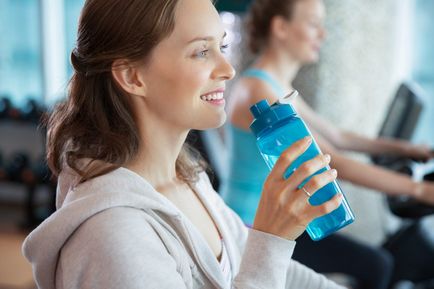 Чи можна пити воду під час тренування, перед тренуванням і скільки потрібно для підтримки гарної