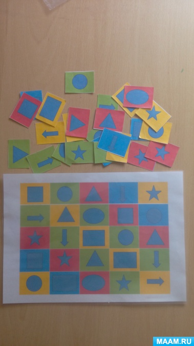 Társasjáték „geometriai bingó” saját kezével a vezető előtti gyermekek