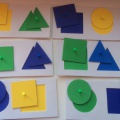 Társasjáték „geometriai bingó” saját kezével a vezető előtti gyermekek