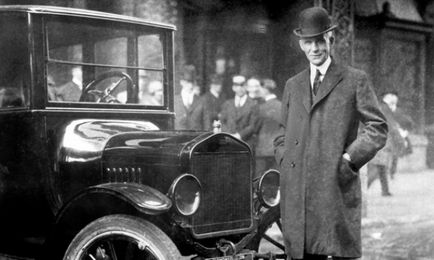 A gyárban a Henry Ford csapat a munkavállalók a fogadó pénzt, amit