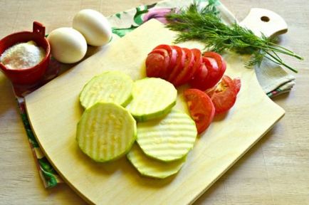 Омлет з кабачками і помідорами на сковороді простий і швидкий рецепт на кожен день