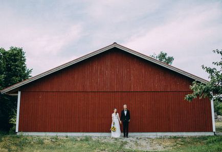 Az eredeti nyári esküvő zajlott a háttérben világos és egyedi otthonok egy szabványos stílusban