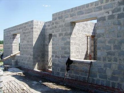 Основні етапи будівництва будинку з шлакоблоку