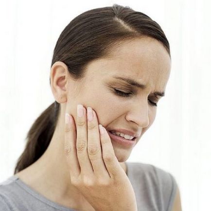 Від чого болить вухо і щелепу з одного боку перша допомога