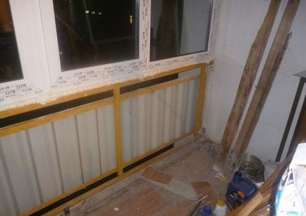 Parapetul balconului este întărit din blocuri de spumă sau beton aerat de către el însuși, video, fotografie cu o suflare