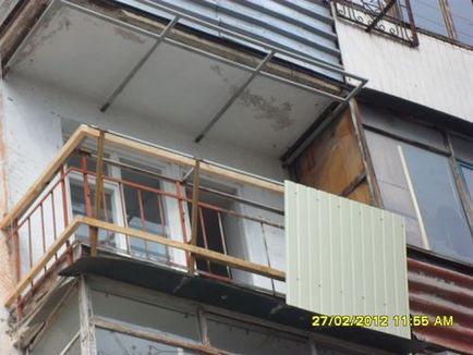 Parapetul balconului este întărit din blocuri de spumă sau beton aerat de către el însuși, video, fotografie cu o suflare