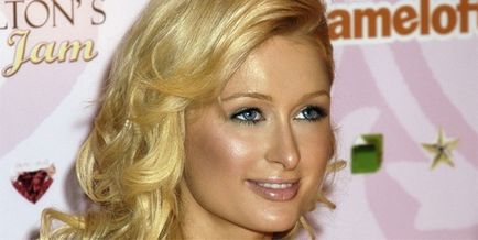 Paris Hilton într-o rochie zdrențătoare