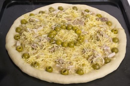 Pizza cu pui și roșii de cireșe