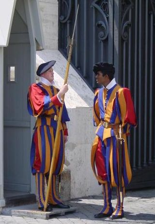 De ce protejează elvețianul Vaticanul