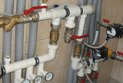 Repararea conductei de apă în țară, în apartament, repararea sistemului de alimentare cu apă în cabană, țară