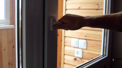 Manipulați fumătorul pentru ușile din plastic la balcon