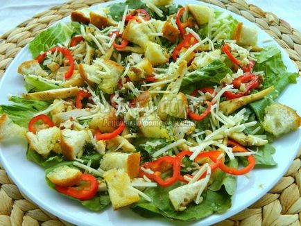 Salată de Caesar cu pui prăjit