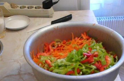 Salátát egy ecet (a cukorral és a sárgarépa) receptek