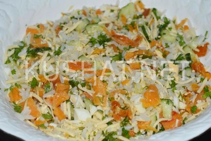 Saláta füstölt lazac, rizs és savanyúság