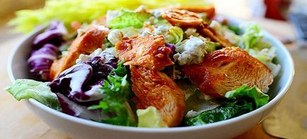 Salata de pui afumata cu pesmet, brinza si prune - retete pentru salata, sensibilitate si