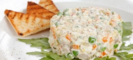 Салат з куркою копченою, з сухариками, сиром і чорносливом - рецепти салатів обжорка, ніжність і