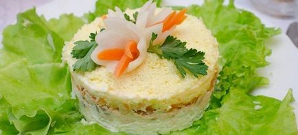 Салат з куркою копченою, з сухариками, сиром і чорносливом - рецепти салатів обжорка, ніжність і
