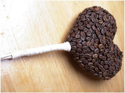 Серце з кавових зерен
