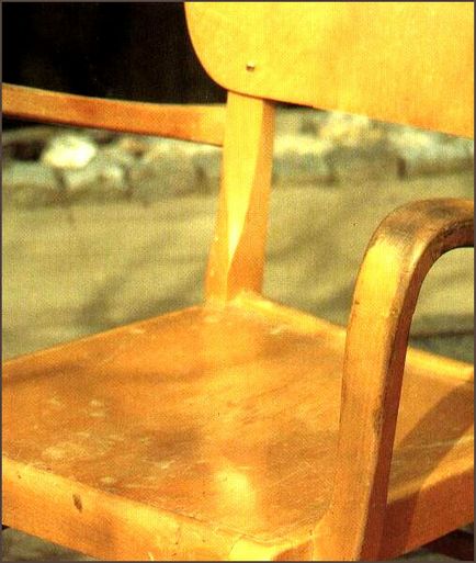 Grind și vopsea scaunul vechi