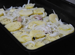 Сібас запечений в духовці з картоплею, смачні рецепти іспанської кухні