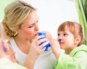Солона вода від нежиті як промивати ніс дорослим і дітям