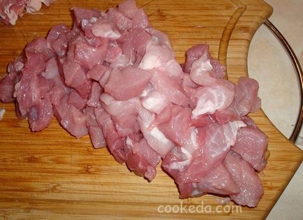 Carne de porc cu ciuperci și cartofi în ghivece