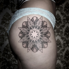 Tetoválás a csípő, a lányok, tetovált a csípőjén Photo