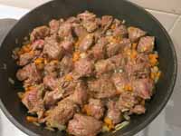 Carnea de vită este o rețetă clasică, goulash de carne de vită, bucătar pentru al doilea cu