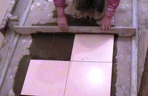 Укладання плитки на підлогу по мобільним маяках