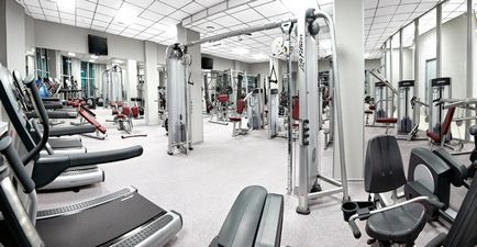 Exerciții pe biceps în sala de gimnastică