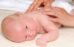 Gormiti in abdomenul simptomelor copilului si cauzeaza barbotarea