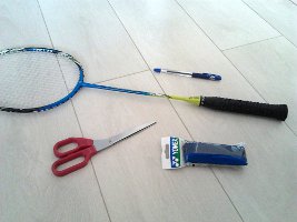 Montarea bobinei pe mânerul unei rachete de badminton