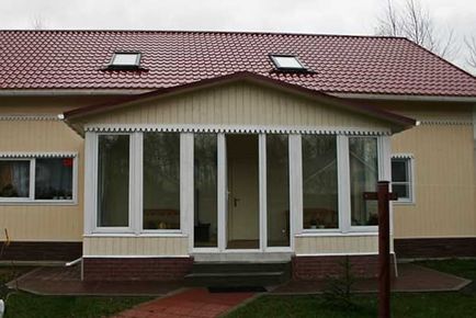 Belső tornác trim egy magánházban (magán) Belső tornác trim egy magánházban