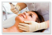 Cosmetică medicală, consultarea unui dermatocosmetolog în centrul de frumusețe și medical