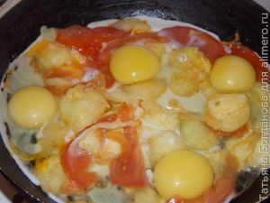 Ouăle scrobite cu dovlecei și roșii