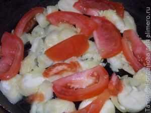 Яєчня з кабачками і помідорами