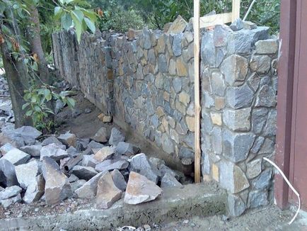 Kerítések kőből video utasításokat, hogyan kell építeni a saját kezét, főleg mesterséges kő-,