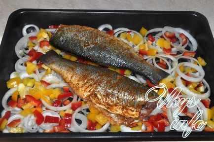 Pește de mare la cuptor cu rețetă de legume cu o fotografie