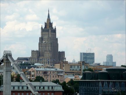 Будівля мід в москві