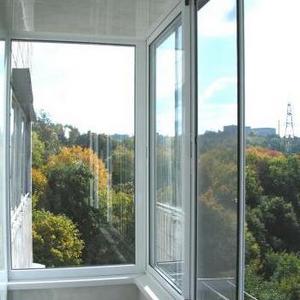 Alumínium ablakok és erkély kilátással az előnyöket, toló, zsanéros, fotó