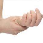 Arthritis причинява четки на ръцете, симптоми и методи на лечение