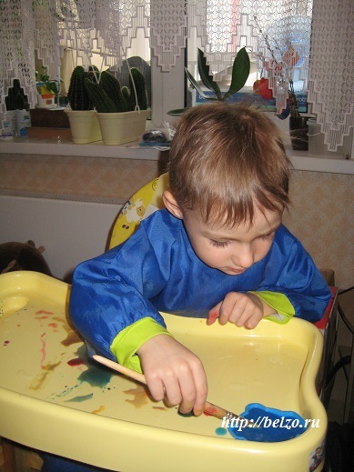 Színes jégdarabok vagy gyermek a víz tulajdonságai, gyermekek fejlődő magukat (jégcsapok) Színes jégdarabok vagy gyermek a víz tulajdonságai, gyermekek fejlődő magukat