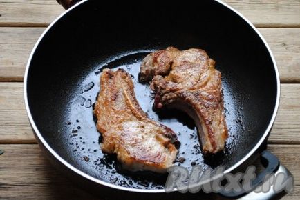 Carne de porc pe oase coapte în cuptor - rețetă cu fotografie