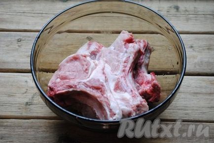 Carne de porc pe oase coapte în cuptor - rețetă cu fotografie