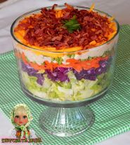 Дівчата - знаменитий американський семишаровий салат (seven layer salad) під соусом з васабі і