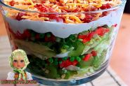 Дівчата - знаменитий американський семишаровий салат (seven layer salad) під соусом з васабі і