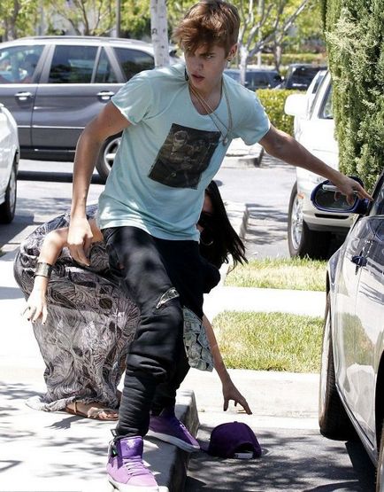 Justin Bieber hit paparazzi, női hírek (Justin) Justin Bieber hit paparazzi, női hírek